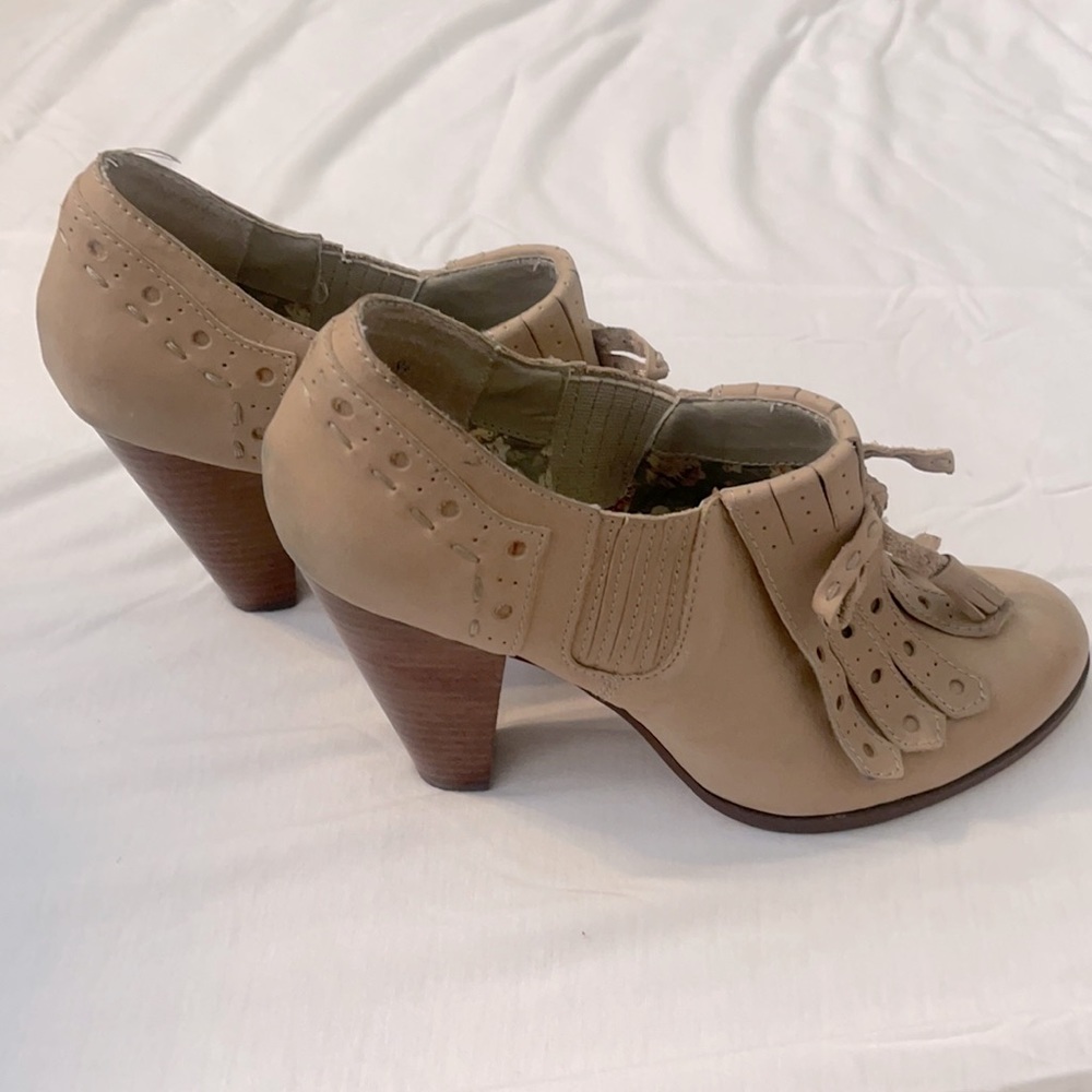 Tan Seychelles Oxford heels size 8.5